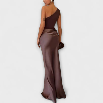 Lily | Elegante maxivestido plisado de un hombro