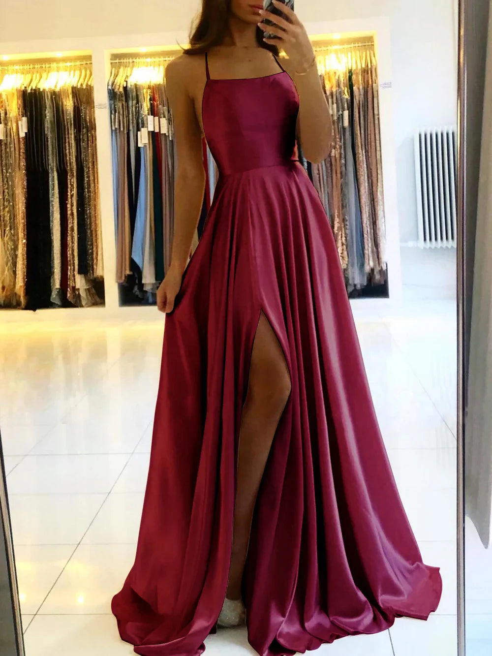 Vestido de gala maxi con slit brillante y estiloso para fiesta