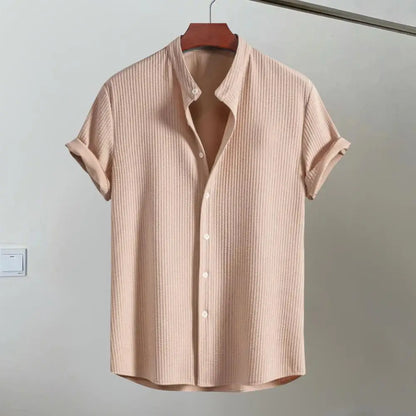 Camisa de hombre, diseño minimalista con cuello clásico y botones en la parte delantera