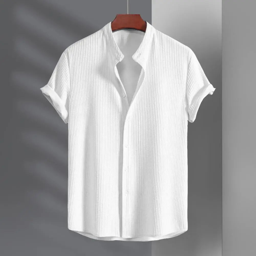 Camisa de hombre, diseño minimalista con cuello clásico y botones en la parte delantera
