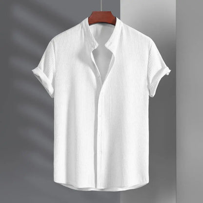 Camisa de hombre, diseño minimalista con cuello clásico y botones en la parte delantera