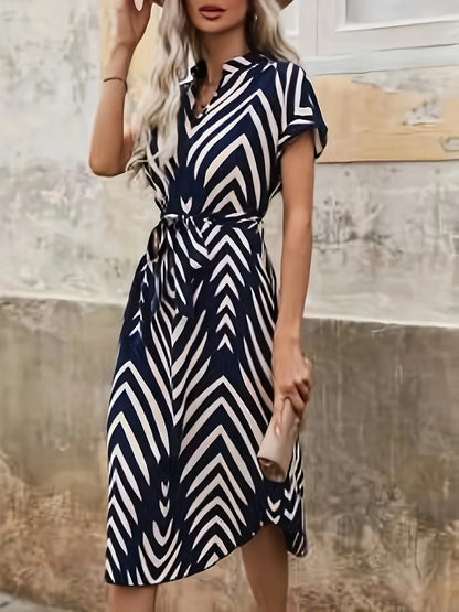 Hannah | Vestido estampado geométrico con cinturón de anudar