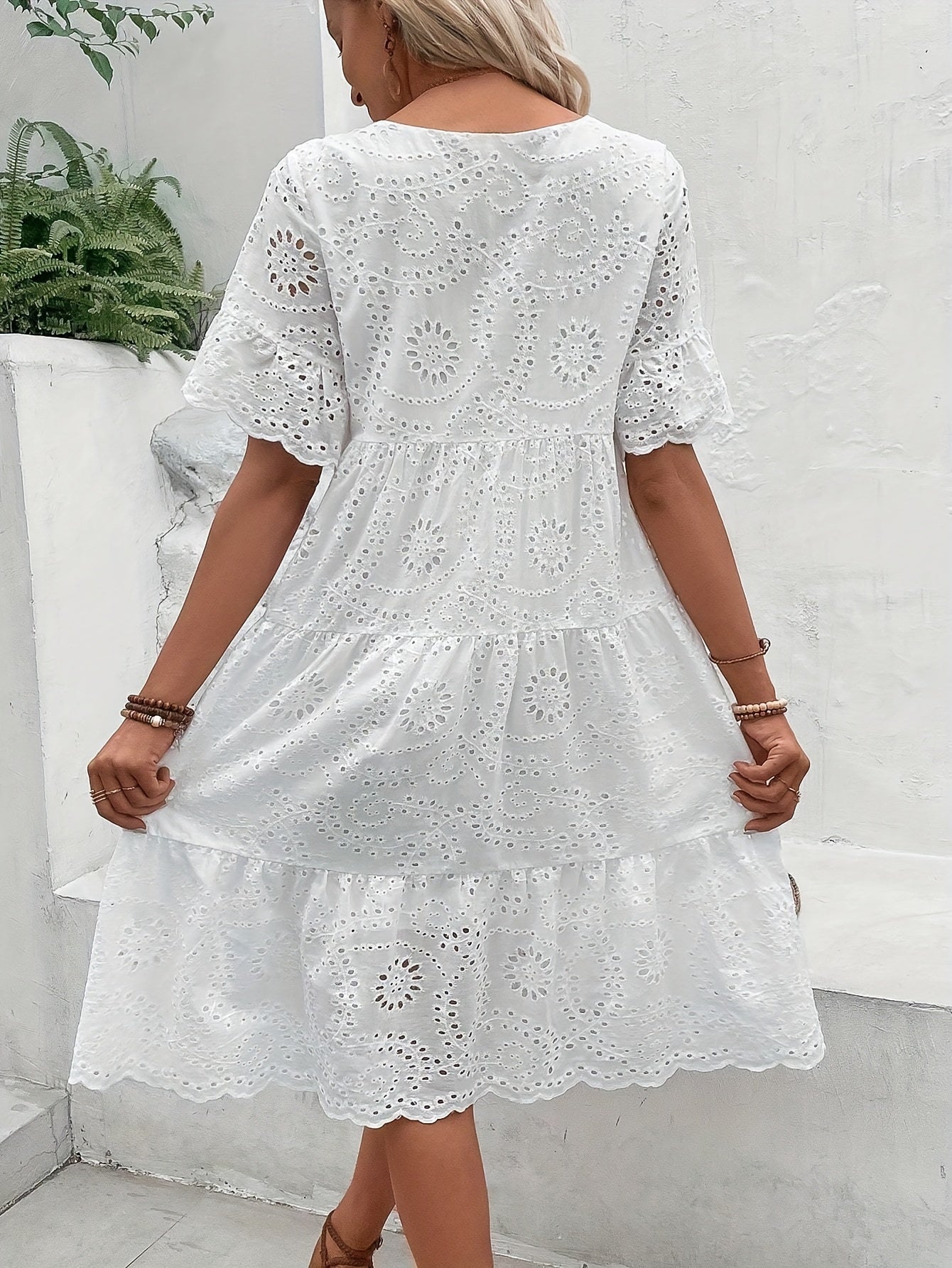 Vestido femenino verano blanco con bordados chic y estiloso