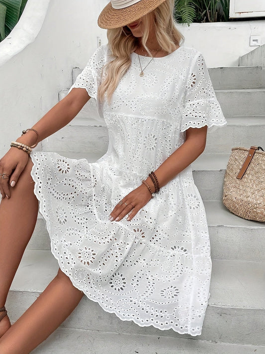 Vestido femenino verano blanco con bordados chic y estiloso