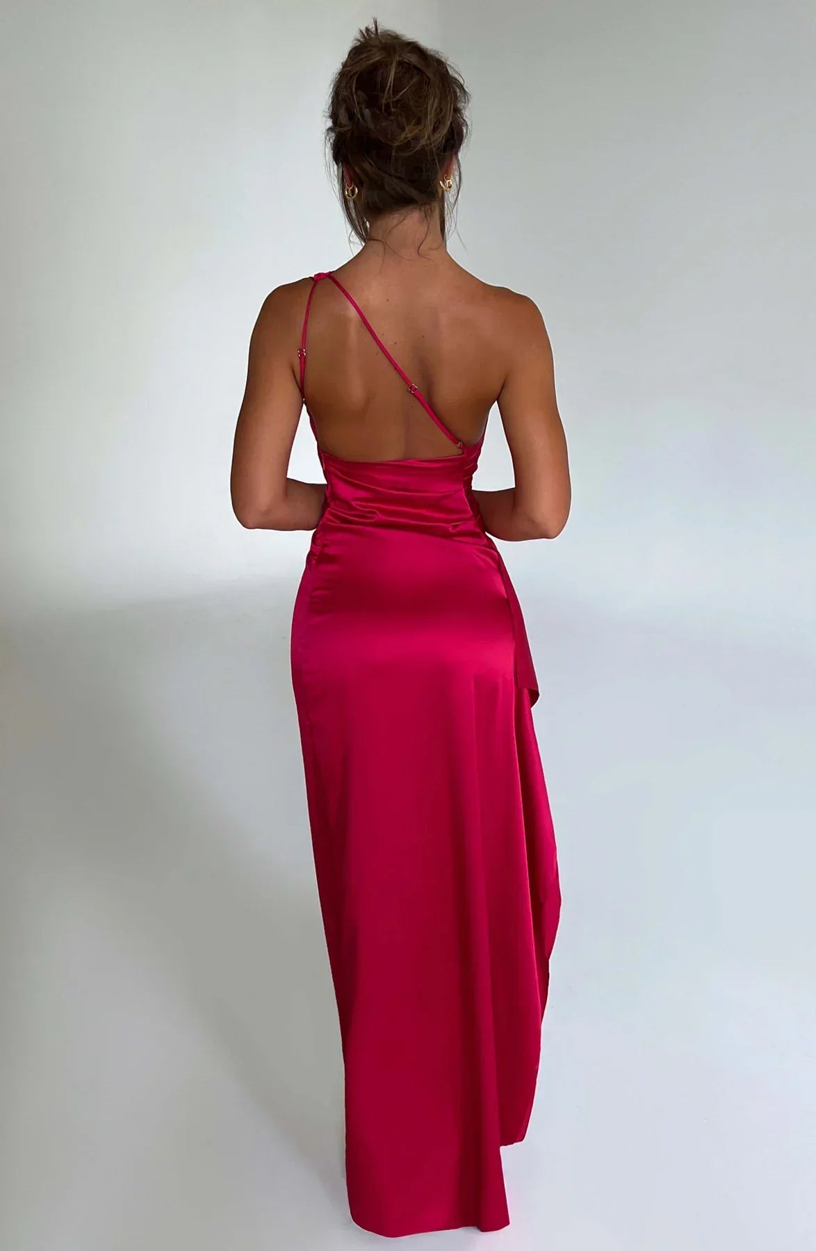 Amora | Seductor vestido de satén partido con un hombro