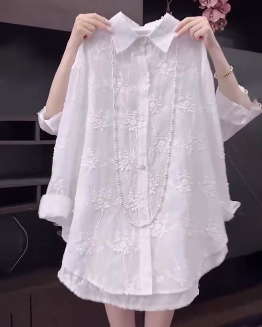 Blusa blanca femenina con diseño bordado floral, estilo moderno y versátil para oficina
