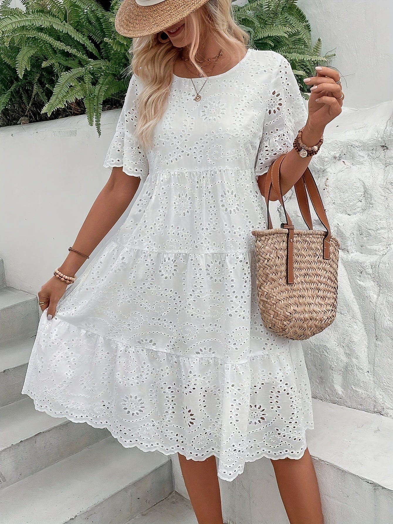 Vestido femenino verano blanco con bordados chic y estiloso