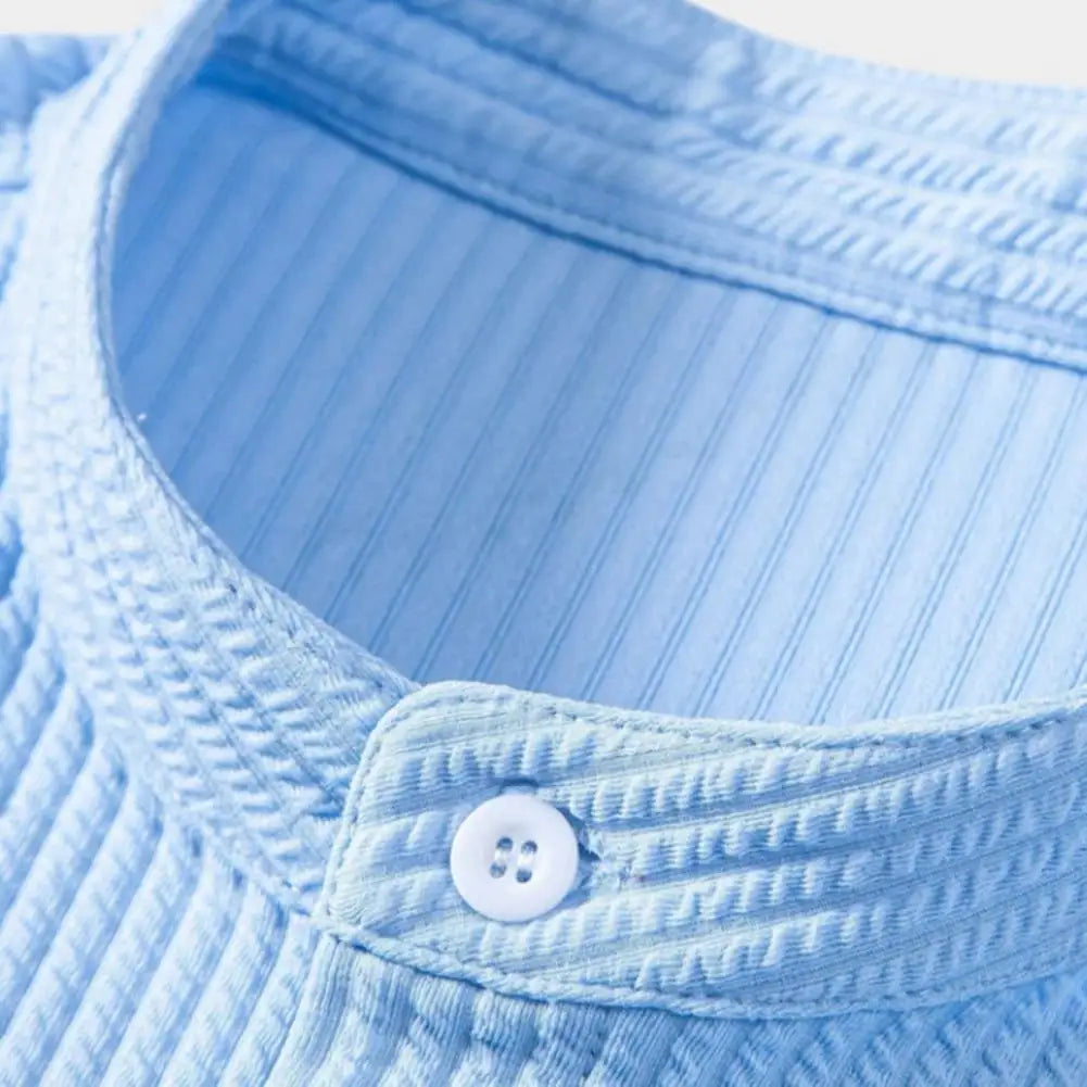 Camisa de hombre, diseño minimalista con cuello clásico y botones en la parte delantera