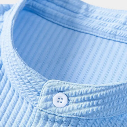 Camisa de hombre, diseño minimalista con cuello clásico y botones en la parte delantera