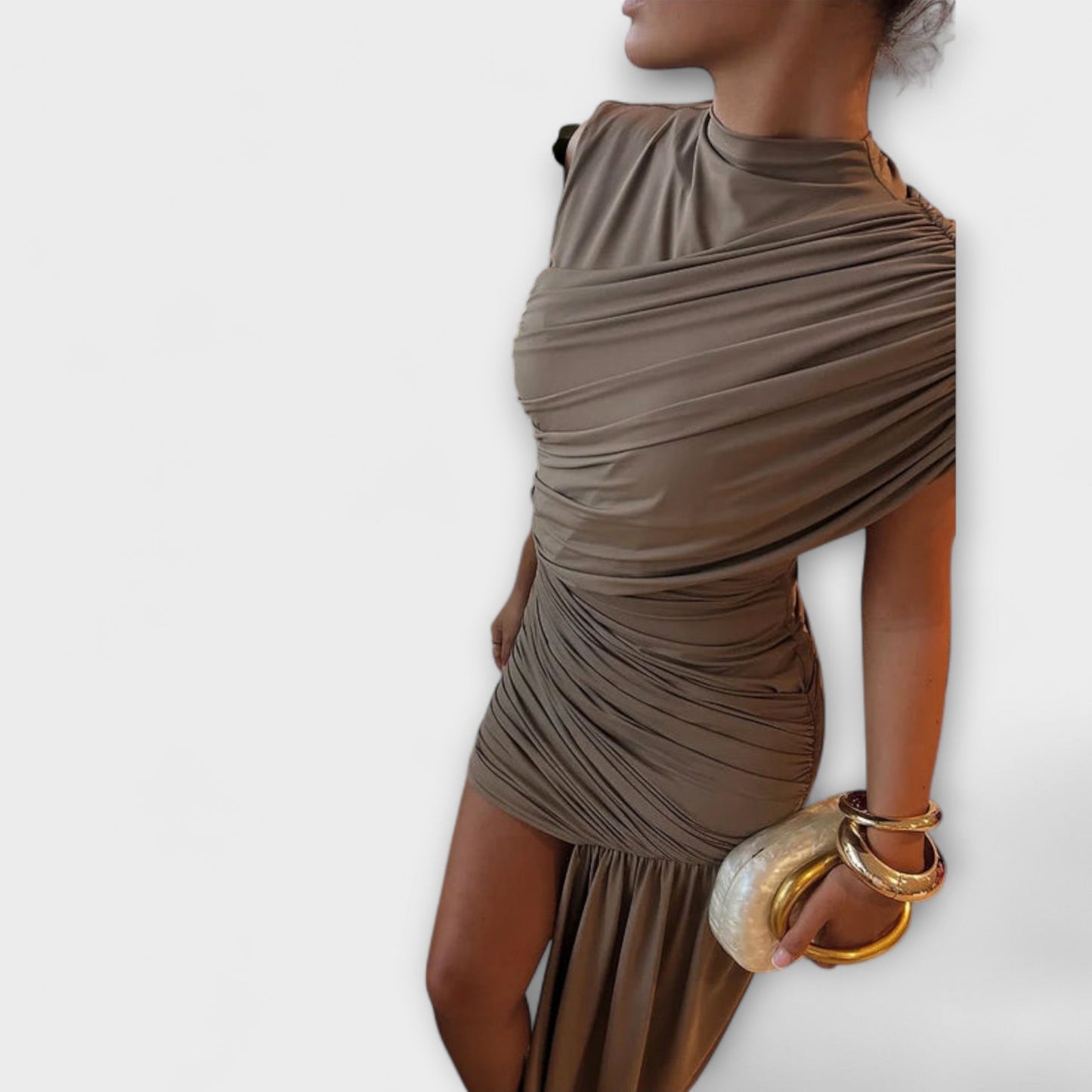June | Elegante vestido entallado con escote redondo y pliegues