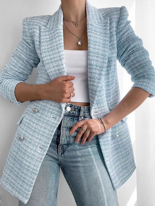 Blazer femenino azul claro, elegante y chic para looks veraniegos