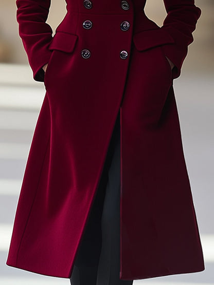 Elegante abrigo de mujer: largo, color burdeos y doble botonadura con cuello con solapa