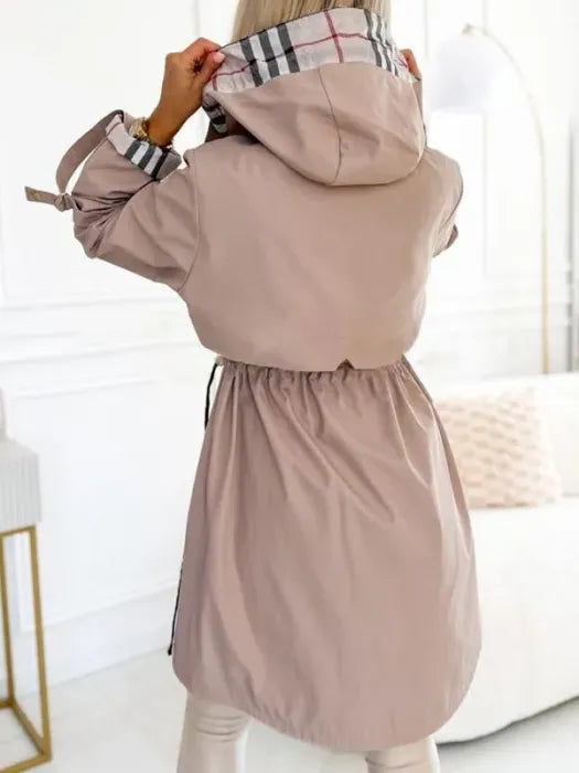 Chaqueta de Mujer Moderna – Cremallera Frontal y Corte Estilizado