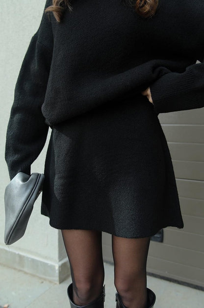 Conjunto Elegante Mujer – Estilo Atemporal en Suéter y Falda de Punto