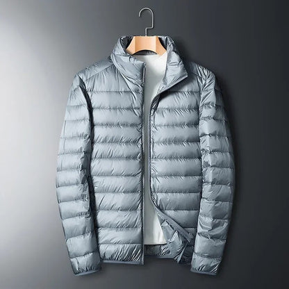 Chaqueta de plumón ultraligera para hombre: cálida, transpirable y azul oscuro.